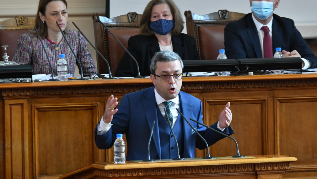 Тома Биков: Правите преврат с Изборния кодекс, не ви ли е срам?
