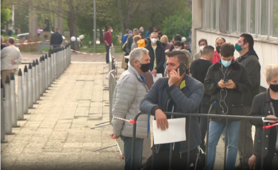 Опашки за ваксини пред ВМА и днес