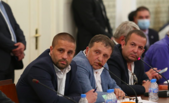 Един мафиот топи други мафиоти, които са приятели с най-големия мафиот
