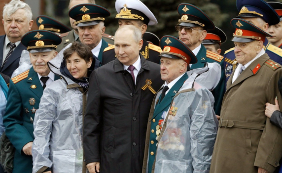  Путин на 9 май: Русия брани неуморно международното право