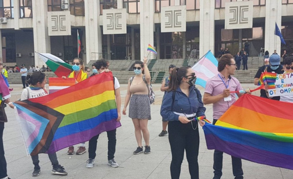 300 полицаи пазиха гейпарада в Бургас