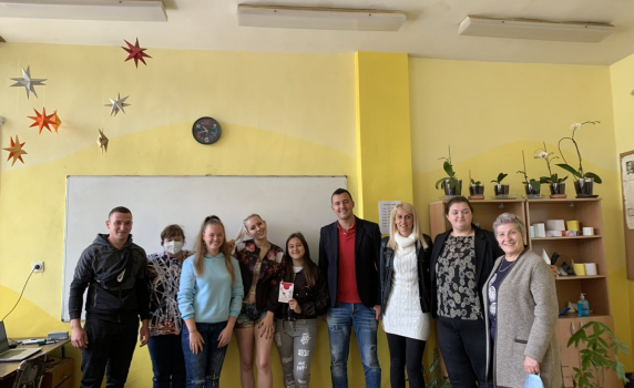 Млади социалисти от София и Перник помагат на абитуриенти от Земен