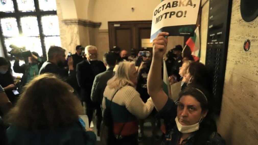 Протестиращи пред кабинета на Гешев: "Оставка и затвор!"