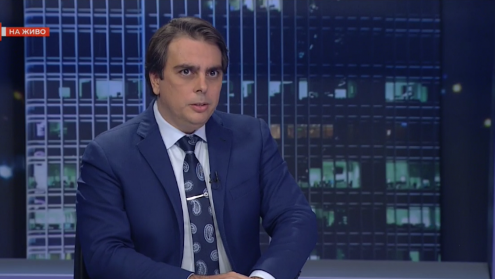 Министърът на финансите: Вярвам абсолютно на шефа на НАП 
