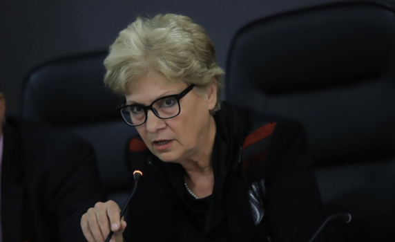 Министър Комитова брани скандалните си назначения   