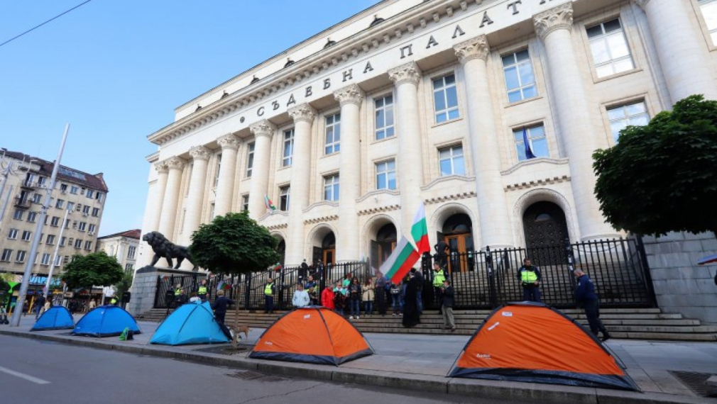 Протестиращи разпънаха палатки пред Съдебната палата