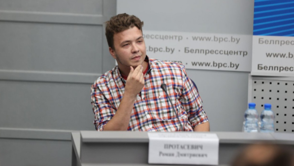 Задържаният беларуски журналист Роман Протасевич се появи на пресконференция 