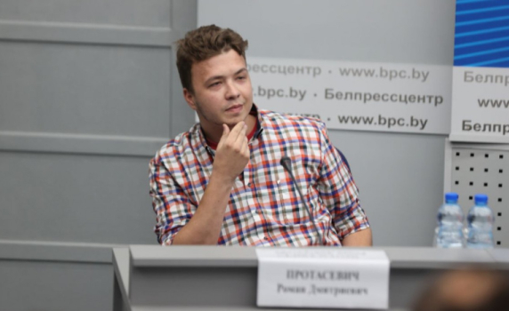 Задържаният беларуски журналист Роман Протасевич се появи на пресконференция 