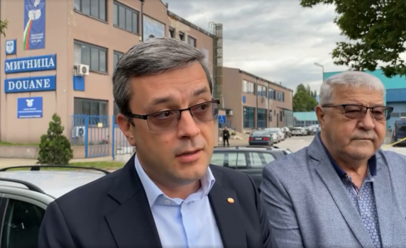ГЕРБ: Вярно ли е, че племенницата на Петко Петков оглавява пловдивската митница ден след като той дава плика на Узунов?