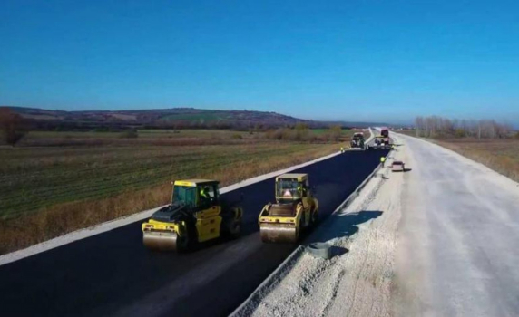 Няколко любимци на властта печелят стотици милиони от поръчки 