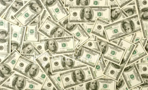  Синът на починал беден египтянин припадна, когато откри над $1,4 млн. във влог