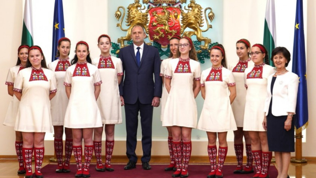 Президентът удостои Детския хор на БНР с плакет „Св. св. Кирил и Методий“