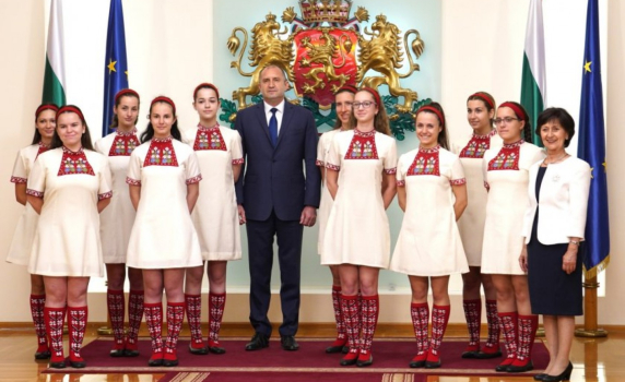 Президентът удостои Детския хор на БНР с плакет „Св. св. Кирил и Методий“