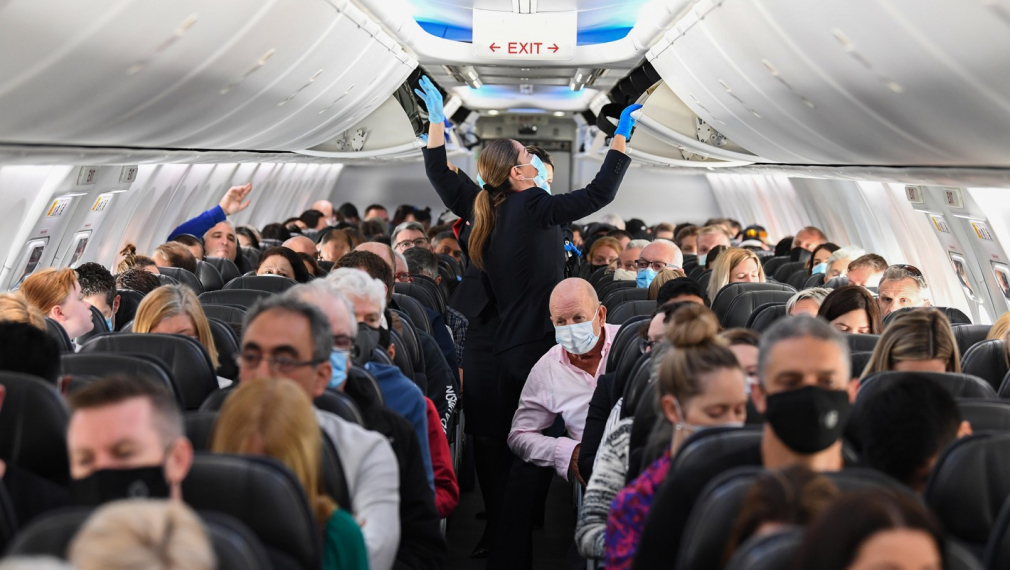 Глоба от 10 000 долара за пътник, отказал да носи маска в самолет 