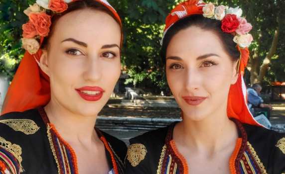 Звездният фолклорен дует Бисера и Лидия с прекрасна българска песен от Западните покрайнини