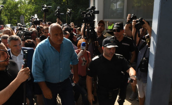 Под възгласи на фенове Борисов влезе на разпит в Дирекция на полицията