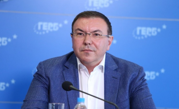 Ангелов към Радев: Може ли човек, източил съзнателно и за лично облагодетелстване НЗОК, да оглавява сега министерството на здравеопазването?
