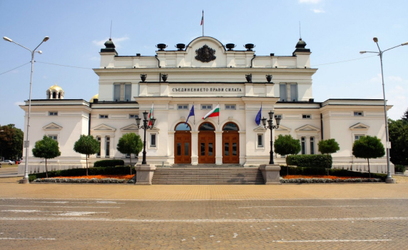 46-ият парламент ще заседава отново в старата сграда