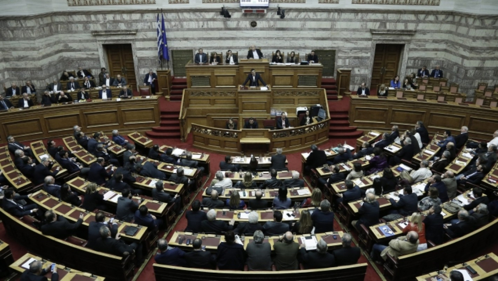 Гръцкият парламент прие задължителната ваксинация за медици и социални служители