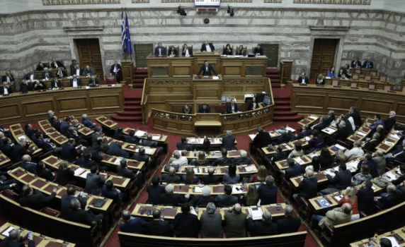Гръцкият парламент прие задължителната ваксинация за медици и социални служители