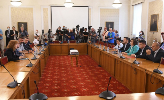 Корнелия Нинова: Разговорите с “Има такъв народ”  продължават