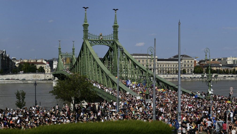  Хиляди се включиха в гей парада в Будапеща, Орбан ще откаже помощ на ЕС, ако оспорят закона