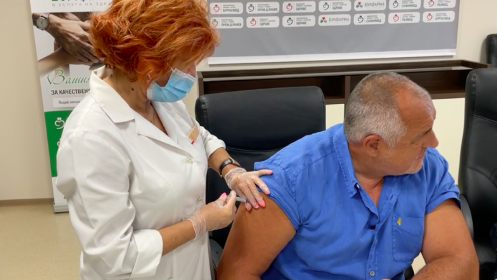 Бойко Борисов се ваксинира на живо във Фейсбук