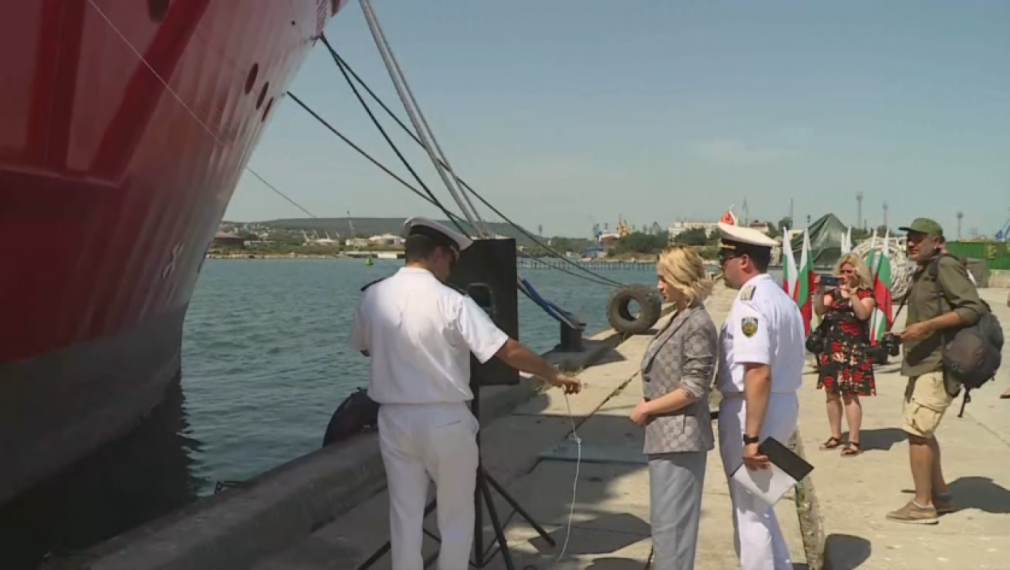 Мария Бакалова стана кръстница на първия ни военен изследователски кораб 