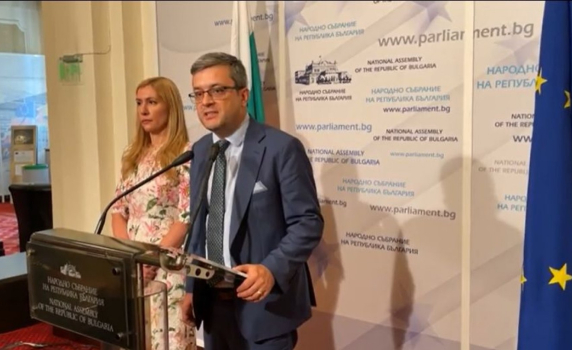 ГЕРБ: Бойко Рашков е подгонил българските учители, Радев да го озапти 