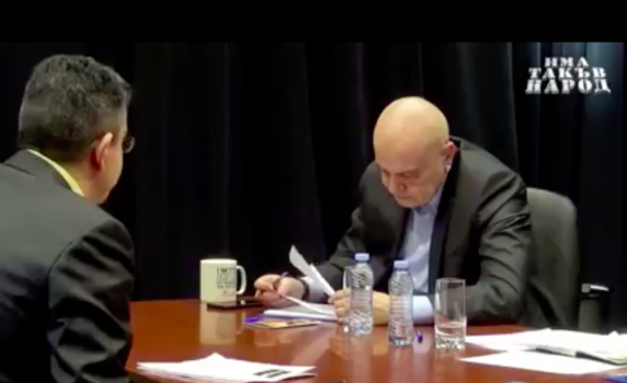 Кандидат за премиер, избран на кастинг, като фолкпевица в Шоуто на Слави
