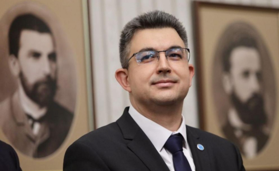 Биографията на Николов: Неясноти около образованието. Управлявал е по-малко хора, отколкото са министрите в кабинета  