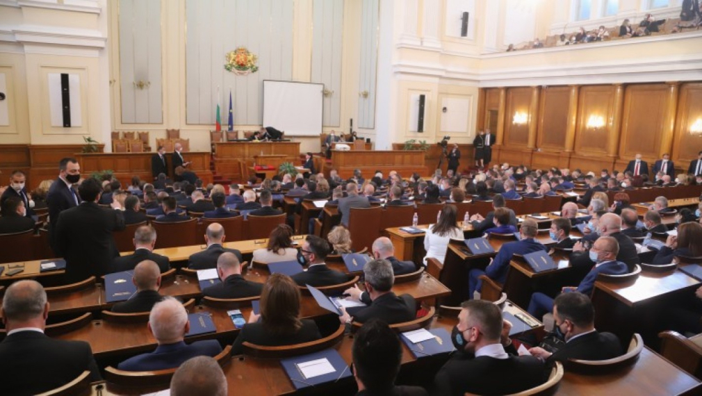 Депутатите няма да си намаляват заплатите, но вече ще отчитат "парите в плик" 