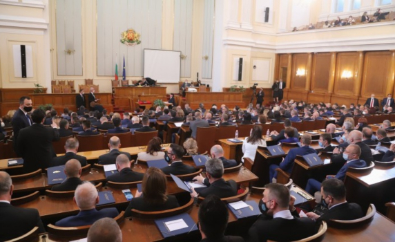 Депутатите няма да си намаляват заплатите, но вече ще отчитат "парите в плик" 