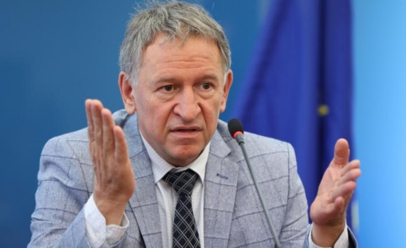 Гаджев: Кацаров излезе в отпуск. Това е професионализма на правителството на Радев  
