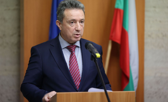  Правителството пита КС за предсрочното освобождаване на тримата големи