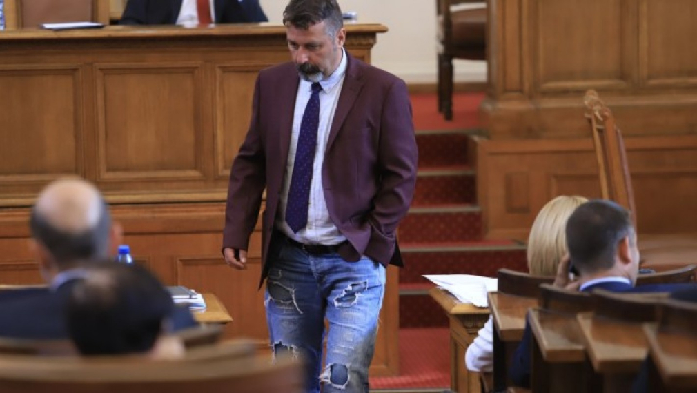 Има такива дънки: Филип Станев отнесе забележка заради външния си вид