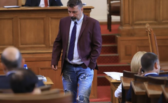 Има такива дънки: Филип Станев отнесе забележка заради външния си вид