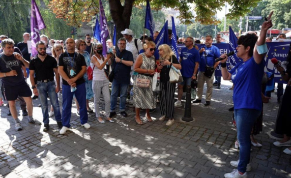 Протестиращи медици хвърлят стотинки пред здравното министерство, искат оставката на Кацаров