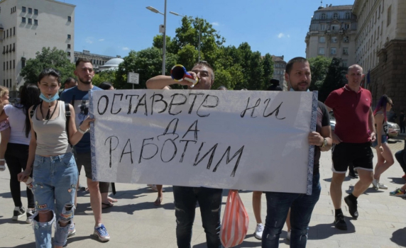 Туристическият бранш заплаши с протести и предупреди Радев, че става съучастник в убийството на туризма   