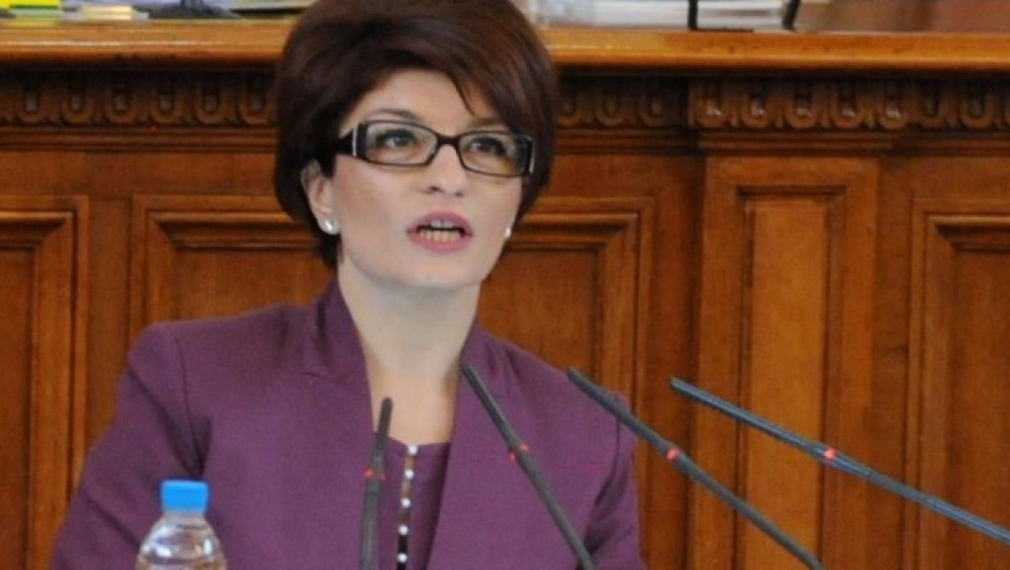 Десислава Атанасова: Президентът ни извива ръцете да гласуваме бюджета, за да връчи третия мандат