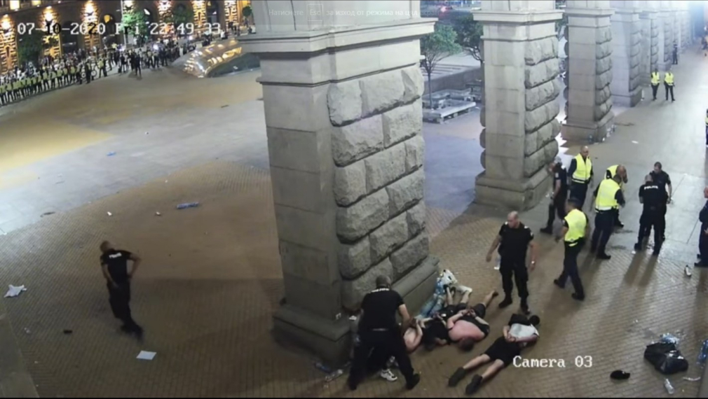В НС показаха крити брутални сцени от смазването на протеста (видео)