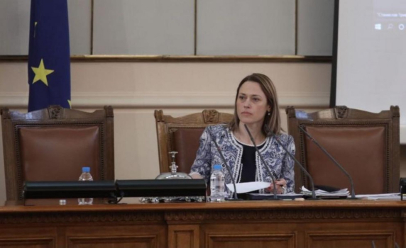 Ива Митева свиква извънредно заседание на НС заради кадрите с насилие над протестиращи