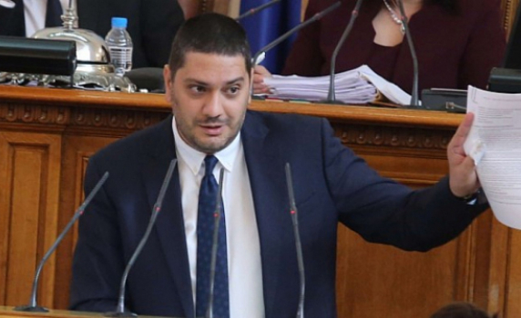 ГЕРБ обвини кабинета: Тайно преговарят за нови самолети и подготвят нови терени за бежанци