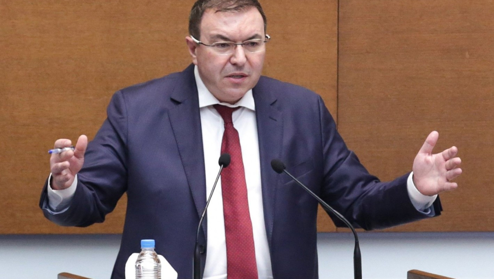 Костадин Ангелов към Стойчо Кацаров: Спри да лъжеш и плати на медиците