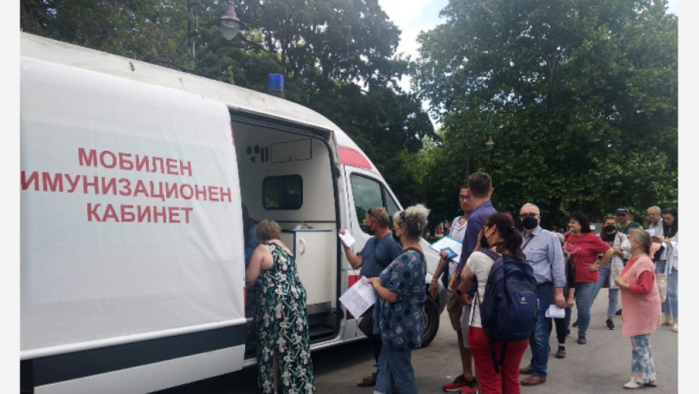 Мобилни ваксинационни пунктове работят в София, Габрово, Плевен и Враца