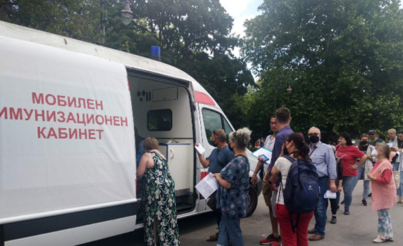 Мобилни ваксинационни пунктове работят в София, Габрово, Плевен и Враца