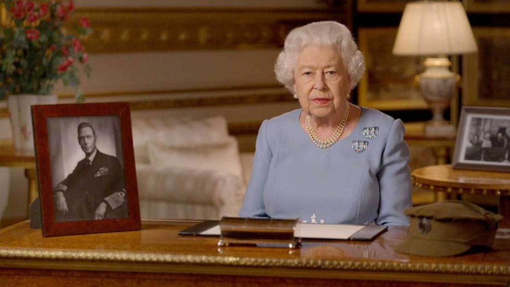 Кралица Елизабет II се готви да съди принц Хари заради мемоарите му