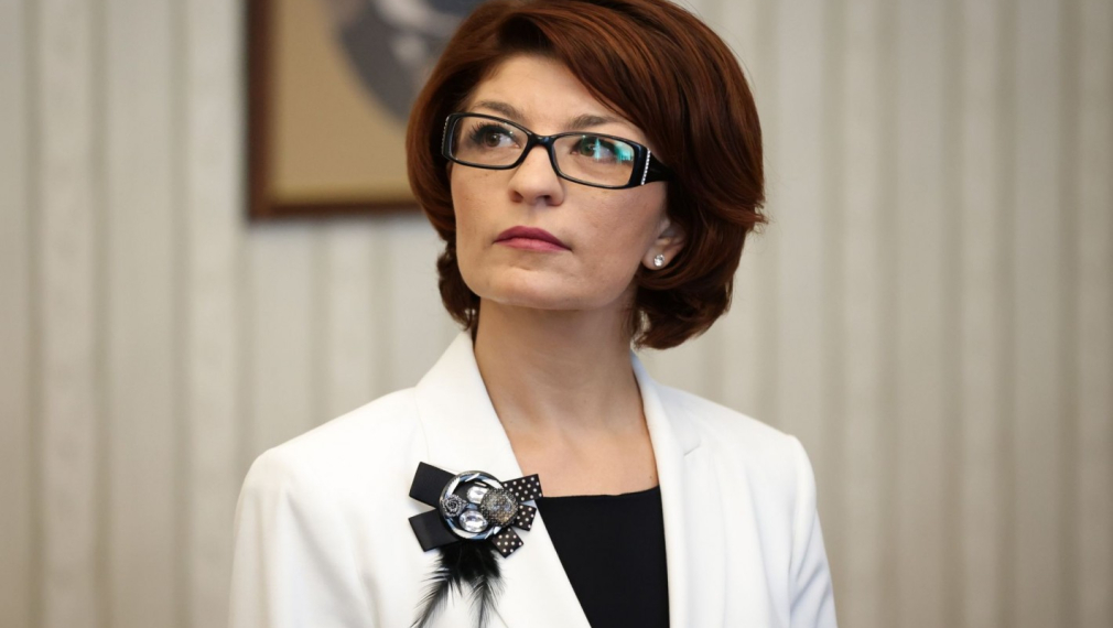  Десислава Атанасова оспори заявлението на Кирил Петков за гражданството