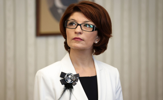  Десислава Атанасова оспори заявлението на Кирил Петков за гражданството