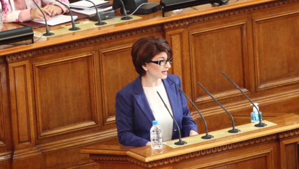 Десислава Атанасова: Изходът от ситуацията с машините е да се върне възможността за гласуване с хартиени бюлетини